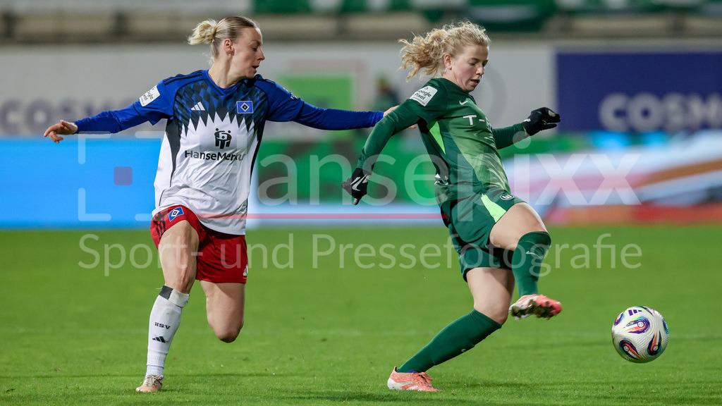 Fussball, Google Pixel Frauen-Bundesliga, VfL Wolfsburg - Hamburger SV | v.li.: Sophie Hillebrand (Hamburger SV, 22) und Justine Kielland (VfL Wolfsburg, 18) im Zweikampf, Duell, Dynamik, Aktion, Action, Spielszene, DIE DFB-RICHTLINIEN UNTERSAGEN JEGLICHE NUTZUNG VON FOTOS ALS SEQUENZBILDER UND/ODER VIDEOÄHNLICHE FOTOSTRECKEN. DFB REGULATIONS PROHIBIT ANY USE OF PHOTOGRAPHS AS IMAGE SEQUENCES AND/OR QUASI-VIDEO.