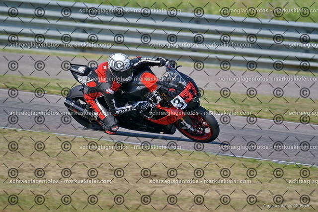 26BT02-0051 | markuskiefer.com - Realisiert mit Pictrs.com
