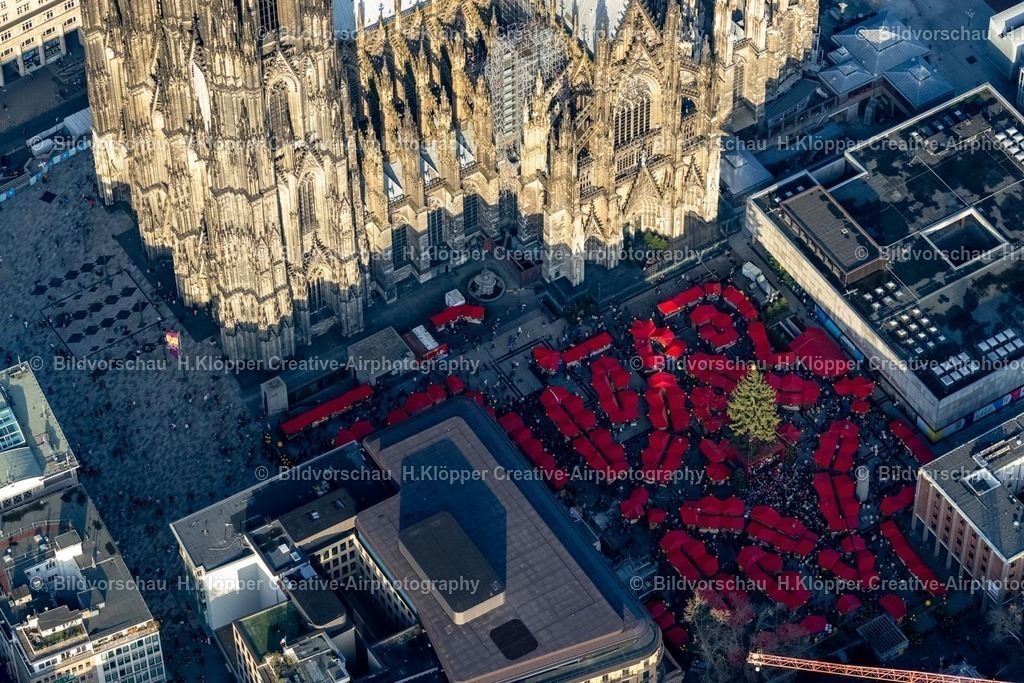 Luftbilder Köln-7848 | Weihnachtsmarkt- Veranstaltungsgelände und Verkaufs- Hütten und Buden am Roncalliplatz, Domkloster in Köln im Bundesland Nordrhein-Westfalen, Deutschland - Realisiert mit Pictrs.com