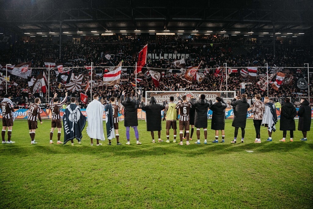 FCP03934 | Der offizielle Shop für FC St. Pauli Fotos. Wähle aus Spielszenen & Fanmomenten dein FCSP Wunschformat. Wir liefern Millerntor-Atmosphäre.