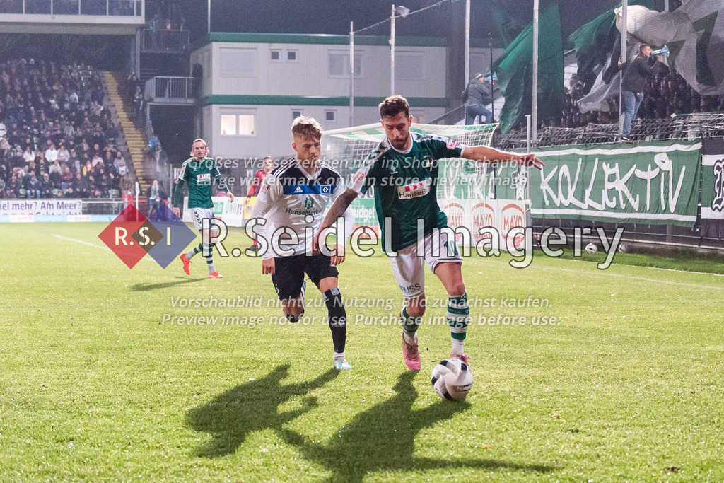 Fußball, Saison 2022/23, Regionalliga Nord, VfB Lübeck - Hamburger SV II, Stadion an der Lohmühle (Lübeck), 25.11.2022, 20. Spieltag | Robin Velasco (#11, HSV II), Manuel Farrona Pulido (#10, Lübeck)