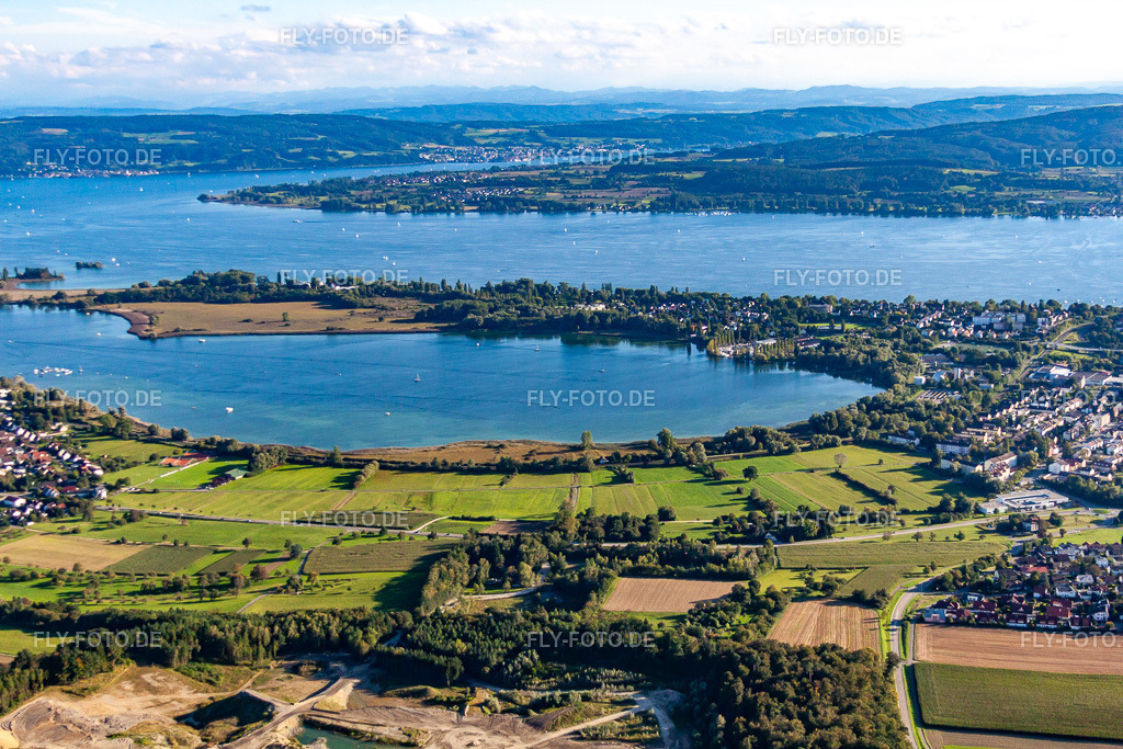 Halbinsel Mettnau | Luftbild: Halbinsel Mettnau in Radolfzell am Bodensee im Bundesland Baden-Württemberg in Deutschland. Foto: IMG_71571.jpg vom 30.08.2014 durch Werner Riehm/FLY-FOTO.de - Realisiert mit Pictrs.com