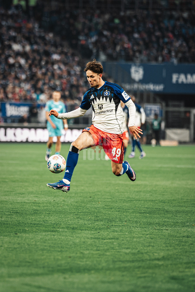 Fußball | Männer | Saison 2025/2026 | 1. Fußball-Bundesliga | 31. Spieltag | Hamburger SV vs. TSG Hoffenheim | 25.04.2026 | Otto Stange (#49, HSV) nimmt den Ball an