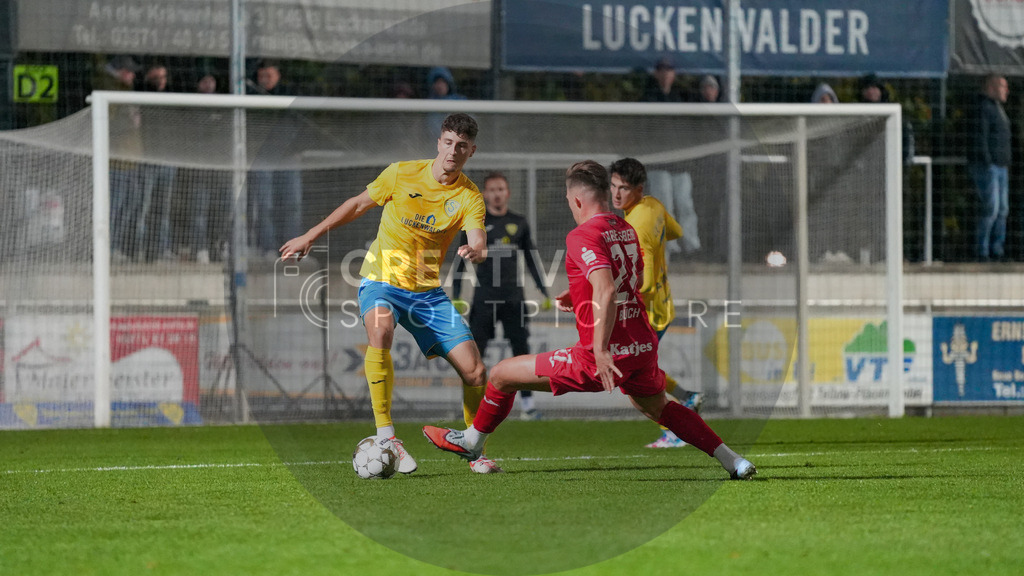 Fußball, Herren, Saison 2025/2026, Regionalliga Nordost, 13. Spieltag, FSV 63 Luckenwalde vs. SV Babelsberg 03, Freitag 24.10.2025, Werner-Seelenbinder-Stadion Luckenwalde, | Fußball, Herren, Saison 2025/2026, Regionalliga Nordost, 13. Spieltag, FSV 63 Luckenwalde vs. SV Babelsberg 03, Freitag 24.10.2025, Werner-Seelenbinder-Stadion Luckenwalde, Im Bild: Quentin Seidel (l. Luckenwalde) und Gordon Büch (r. Babelsberg) - Realisiert mit Pictrs.com