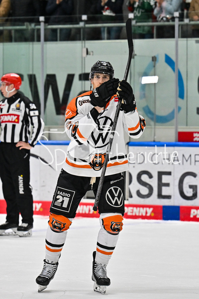 Augsburger Panther - Grizzlys Wolfsburg | Die Spieler der Grizzlys bedanken sich bei den mitgereisten Fans / DEL: Augsburger Panther - Grizzlys Wolfsburg; Curt Frenzel Stadion am 10.10.2025