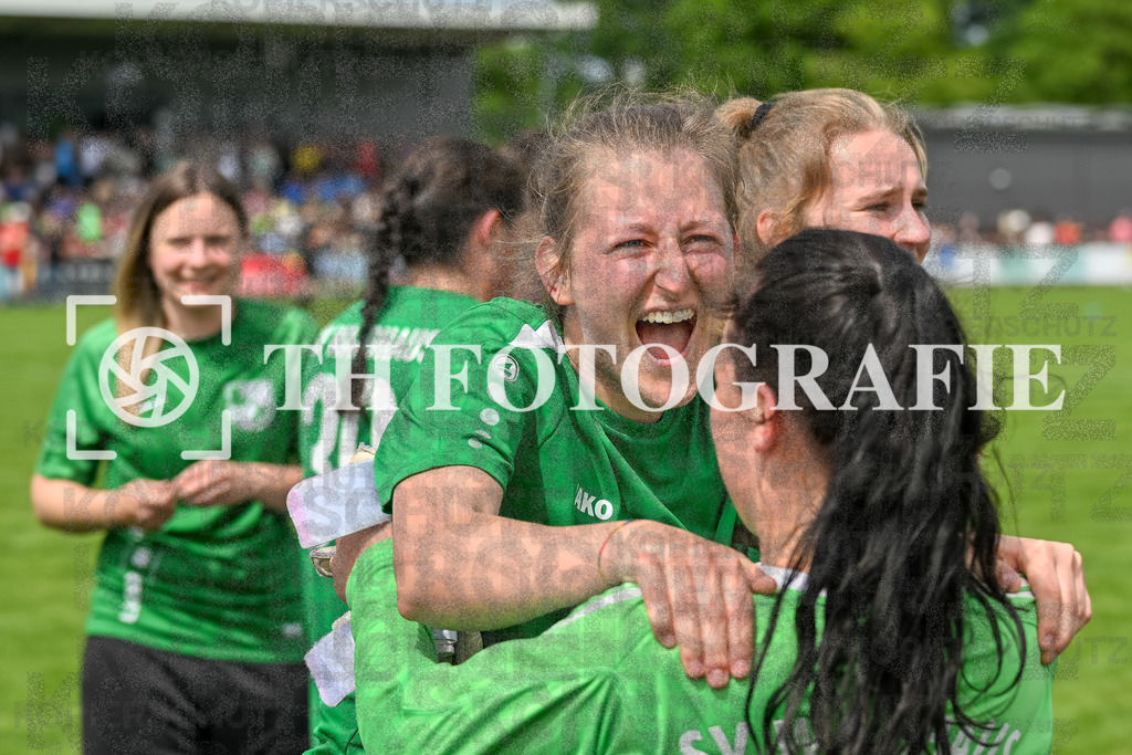 GER, FC Hauingen - SV Waldhaus, Frauen-Fussball, Rothaus Bezirkpokal, Finale, Saison 2024/2025, 29.05.2025 | Team SV Waldhaus freut sich ueber den Sieg und den Gewinn des Bezirkspokals.GER, FC Hauingen - SV Waldhaus, Frauen-Fussball, Rothaus Bezirkpokal, Finale, Saison 2024/2025, 29.05.2025Foto: TH Fotografie/Thomas Hess