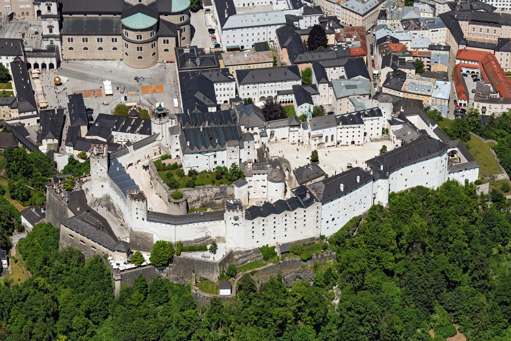 dr__0100207.jpg | SALZBURG 13.06.2023 Burganlage der Veste Festung Hohensalzburg an der Straße Mönchsberg in Salzburg in Österreich. 