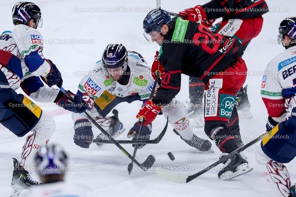 DEG12012501015 | 12.01.2025, Eishockey, Penny DEL, Düsseldorfer EG - Eisbären Berlin, PSD-BANK Dome: Blaine Byron (Eisbären Berlin #23) im Zweikampf gegen Laurin Braun (DEG #20)