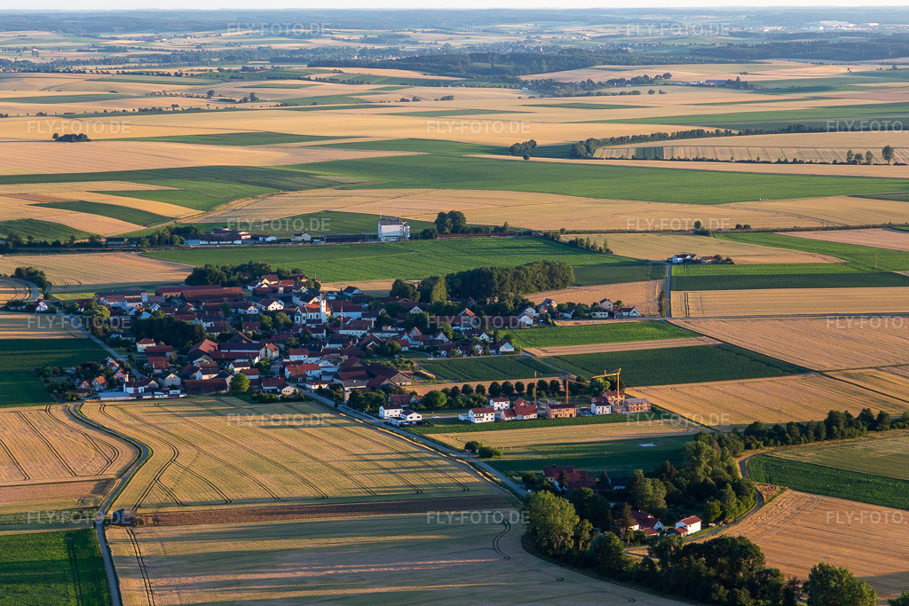 Luftbild: Taimering im Ortsteil Taimering in Riekofen im Bundesland Bayern in Deutschland. Foto: IMG_133317.jpg vom 03.07.2022 durch Werner Riehm/FLY-FOTO.deGemeinde Riekofen | Gemeinde Riekofen