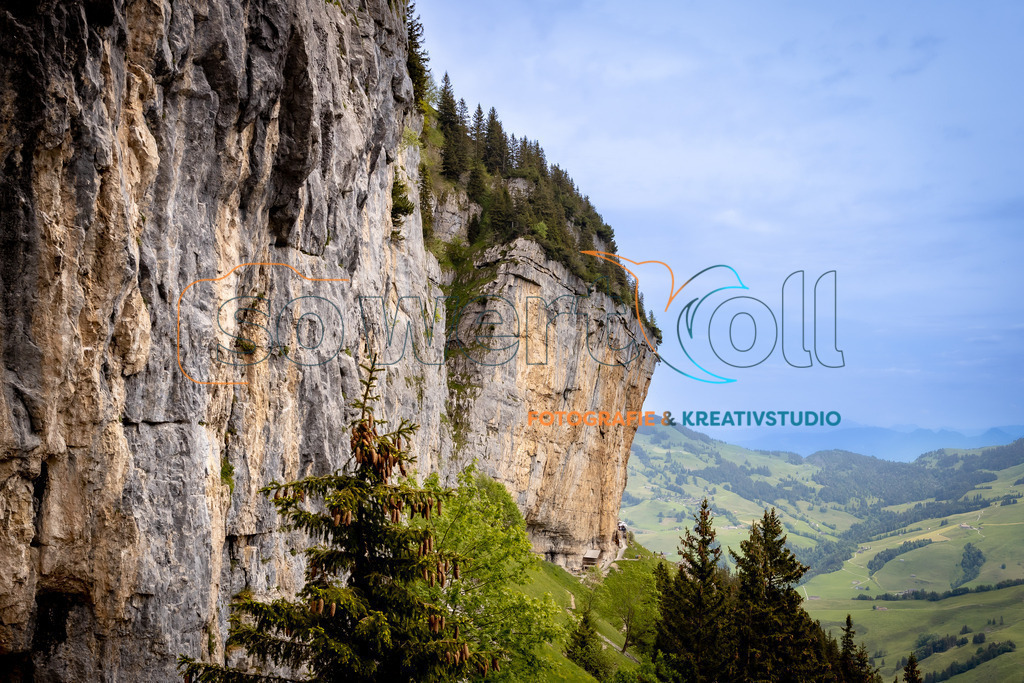 Ebenalp – Blick auf Wildkirchli und Gasthaus Äscher ️ | Dieses Bild fängt die einzigartige Aussicht von der Ebenalp ein: Im Vordergrund die sanften Hänge, in der Ferne die historischen Höhlen von Wildkirchli und das ikonische Gasthaus Äscher, das malerisch in die Felswand gebaut ist. Ein Panorama voller Tradition, Naturverbundenheit und alpiner Erhabenheit.