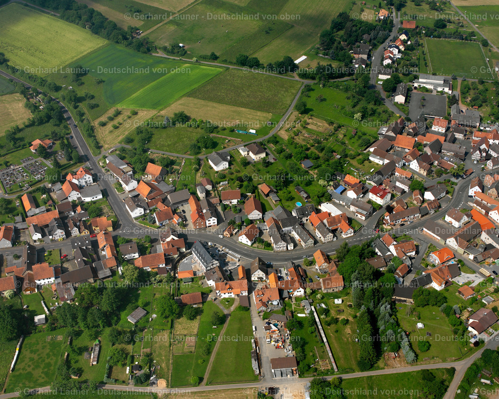 2615923 | EICHELSACHSEN 09.06.2006 Ortsansicht am Rande von landwirtschaftlichen Feldern und Nutzflächen  in Eichelsachsen im Bundesland Hessen, Deutschland // Village view on the edge of agricultural fields and land  in Eichelsachsen in the state Hesse, Germany Foto: Gerhard Launer