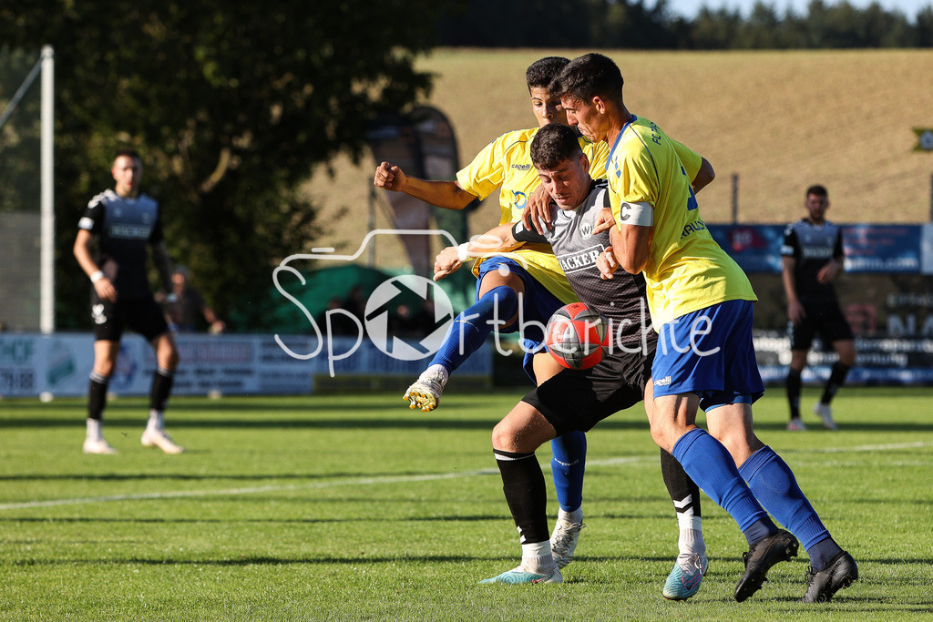 FC Pipinsried - SV Wacker Burghausen | Pablo RODRIGUEZ-BENITEZ (FCP #42) und Simon RAUSCHEDER (FCP #5) im Duell mit Andrija BOSNJAK (SVW #33)