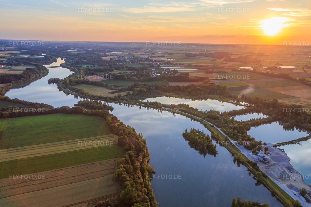 Luftbild: Sonnenuntergang über den Seen an der Isar vor der Staustufe Ettling im Ortsteil Ettling in Wallersdorf im Bundesland Bayern in Deutschland. Foto: IMG_090397.jpg vom 01.07.2016 durch Werner Riehm/FLY-FOTO.de