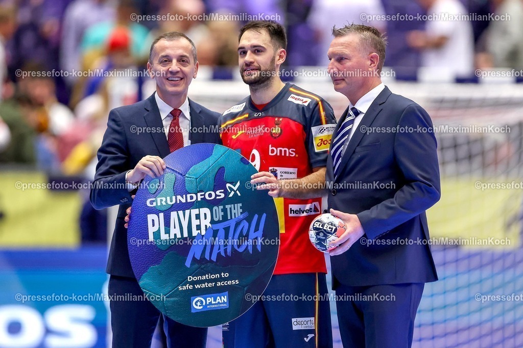 EHF15012601131 | 15.01.2026, Handball, Men's EHF EURO 2026, Spanien - Serbien, Jyske Bank Boxen in Herning, Dänemark, Preliminary Round:  Ian Tarrafeta Serrano (Espania #09) Ehrung zum Player of the Match