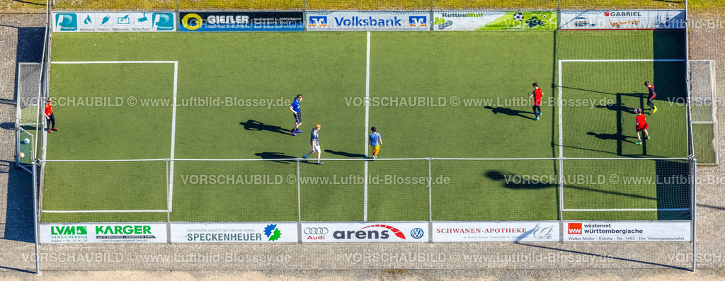 Eslohe220303913-2 | Luftbild, eingezäunter Fußballspielplatz mit jugendlichen Spielern, Eslohe, Eslohe, Sauerland, Nordrhein-Westfalen, Deutschland