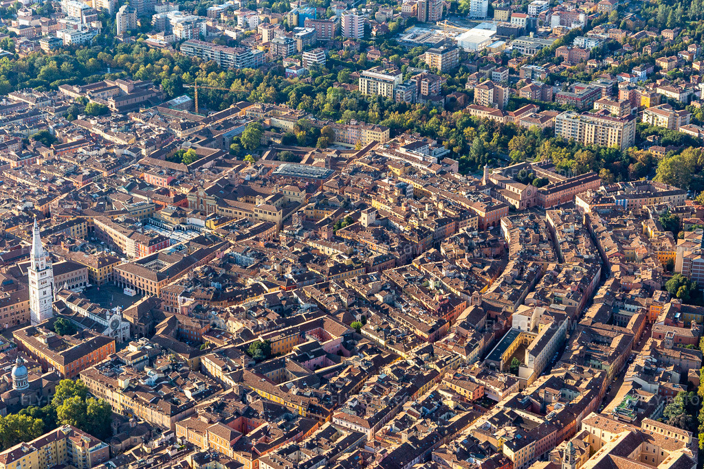 Aerial view: Historic Old Town in Modena in the state Modena, Italy.Photo: IMG_134871.jpg taken on 09/20/2022 by Werner Riehm/FLY-FOTO.comResolution of the original: 5472 x 3648 px