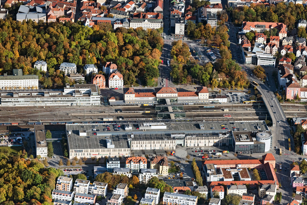 dr__0038691.jpg | REGENSBURG 23.10.2023 Gebäude des Einkaufszentrum Regensburg Arcaden der ECE-Projektmanagement GmbH und Hauptbahnhof der Deutschen Bahn an der Friedenstraße im Ortsteil Galgenberg in Regensburg im Bundesland Bayern. Weiterführende Informationen bei: ECE Projektmanagement G.m.b.H & Co. KG. // Building of the shopping center Regensburg Arcaden der ECE-Projektmanagement GmbH on Friedenstrasse in the district Galgenberg in Regensburg in the state Bavaria. Further information at: ECE Projektmanagement G.m.b.H & Co. KG. Foto: Daniel Reiter