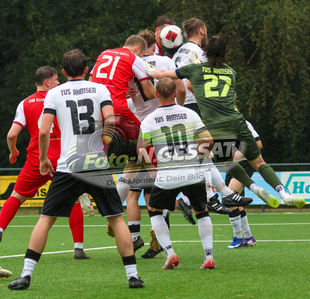 FC RW Kirchlengern - Post TSV Detmold | Auf dem Bild zu sehen: Rot FC RW Kirchlengern: Niklas Wüllner ; weiß TuS Ahmsen TW: Till Käufer FC RW Kirchlengern, TuS Ahmsen, Saison 26/27, Testspiel, Deutschland - Realisiert mit Pictrs.com