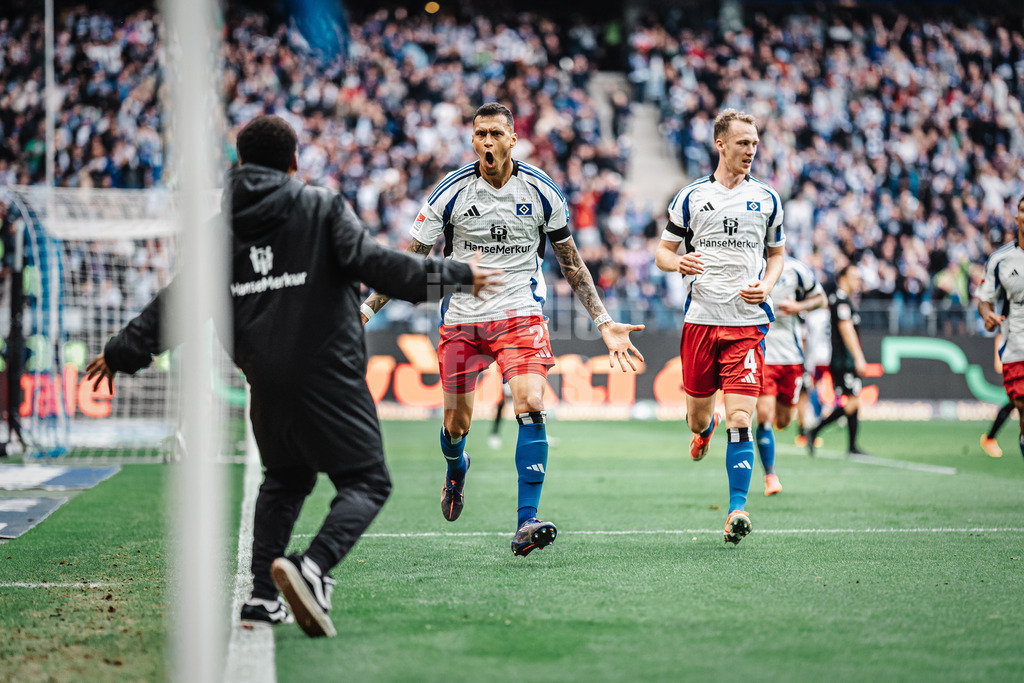 Fußball | Männer | Saison 2024/2025 | 2. Fußball-Bundesliga | 9. Spieltag | Hamburger SV vs. 1. FC Magdeburg | 20.10.2024 | Davie Selke (#27, HSV) trifft zum 3:0 und jubelt mit dem Balljungen