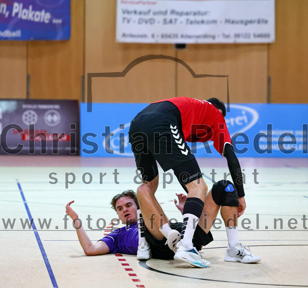 2022-11-12_062_SpVgg_Altenerding_III_gegen_TV_Altoetting_II | Erding, Deutschland, 12.11.2022:
Handball, Bezirksklasse Männer 2022 / 2023, 4. Spieltag, SpVgg Altenerding III gegen TV Altötting II, Endergebnis: 32:25

Tim Saalborn (SpVgg Altenerding, #8), Johannes Resch (TV Altötting, #34)

Foto: Christian Riedel / fotografie-riedel.net