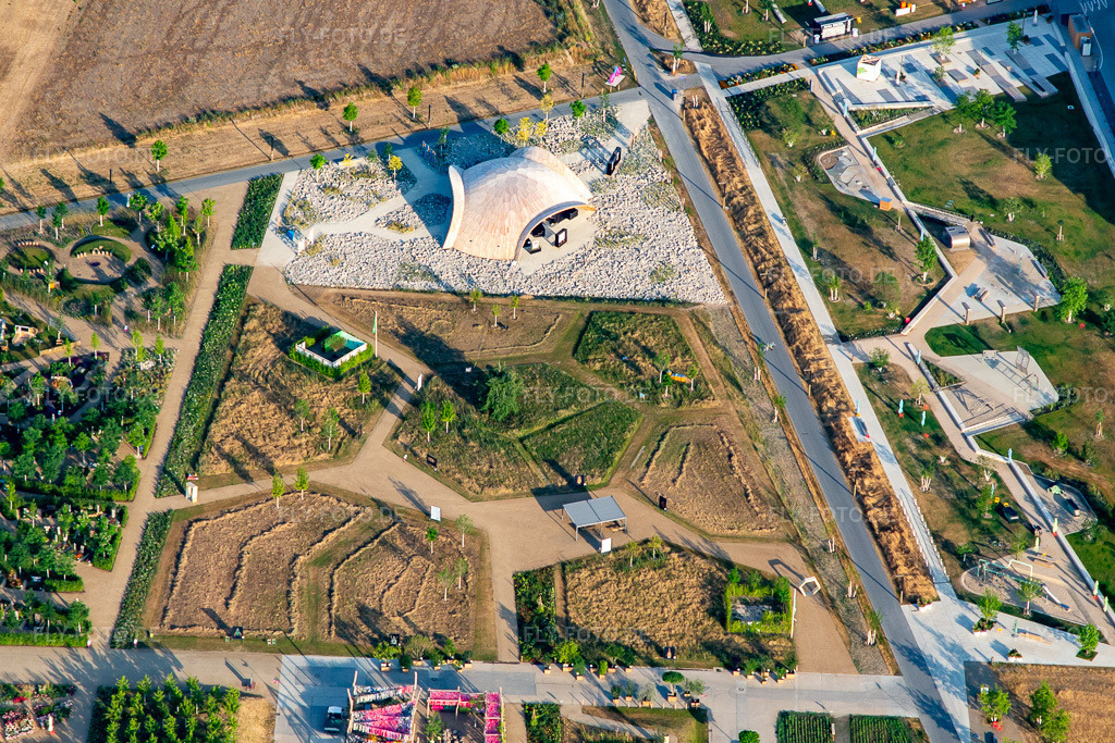 Luftbild: Pavillon der Metropolregion Rhein-Neckar und Bionischer Holzpavillonauf im Spinelli-Park der Bundesgartenschau Mannheim BUGA 2023 https://www.buga23.de/ im Ortsteil Käfertal in Mannheim im Bundesland Baden-Württemberg in Deutschland. Foto: IMG_136935.jpg vom 24.06.2023 durch Werner Riehm/FLY-FOTO.de