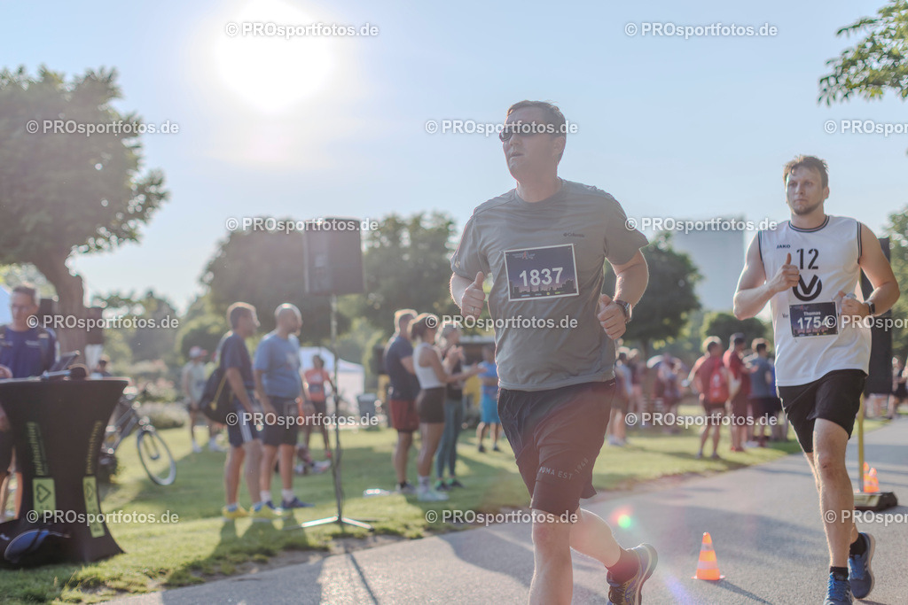 Sparda-Bank Nachtlauf Bonn; Bonn, 18.06.2025 | Impressionen vom Sparda-Bank Nachtlauf Bonn am 18.06.2025 in Bonn (Nordrhein-Westfalen). 