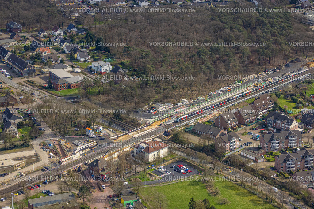 Voerde240309222 | Luftbild, Hbf Bahnhof Voerde und S-Bahn, Baustelle Brücke Steinstraße, Baustelle Fußgängerunterführung und Brücke Bahnhofstraße, Ausbau der Betuweroute und Betuwe-Linie Eisenbahnstrecke, Voerde, Nordrhein-Westfalen, Deutschland