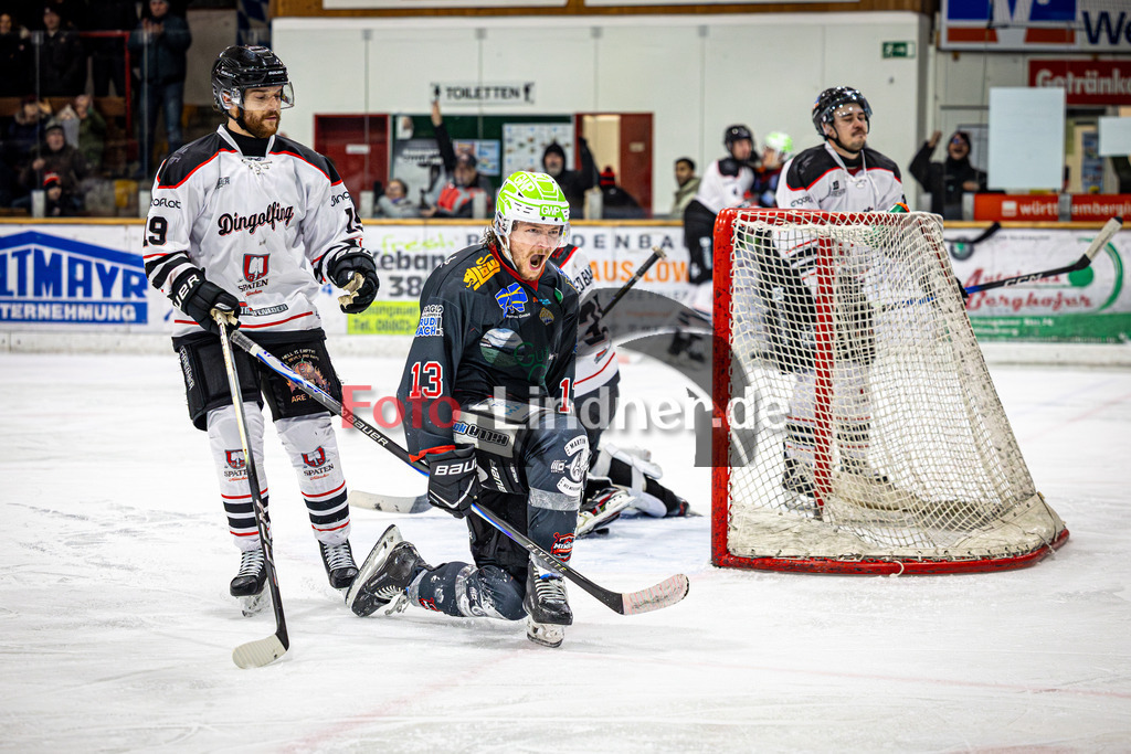 Peißenberg MINERS gegen EV Dingolfing ISAR RATS | Eishockey Bayernliga 2025/26 Vorrunde 28. Spieltag, Peißenberg MINERS gegen EV Dingolfing ISAR RATS, 20260118,Torjubel Weiland PARRISH (MINERS 13),2026-01-18 in Peißenberg (flatbuy Arena Peißenberg), Blake LUSCOMBE (Dingolfing 19), Weiland PARRISH (MINERS 13), Dominik KÖNIG (Dingolfing 7), Christoph SCHEDLBAUER (Dingolfing Torwart 31)Copyright: WolfgangxLindner www.foto-lindner.de