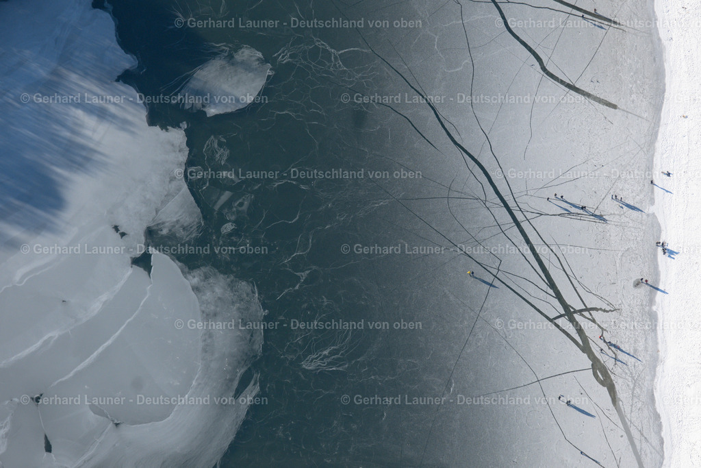 4044013 | DANKERN 13.02.2021 Winterlich schneebedeckte Spaziergänger und Passanten laufen auf der Eisschicht der zugefrorenen Uferbereiche der See - Oberfläche des Dankernsee in Dankern im Bundesland Niedersachsen, Deutschland. // Wintry snowy strollers and passers-by walk on the ice sheet of the frozen bank areas of the lake - surface of Dankernsee in Dankern in the state Lower Saxony, Germany. Foto: Gerhard Launer