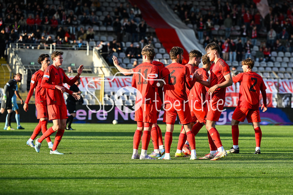 FC Bayern Amateure - Türkgücü München | Jubel der Bayern Amateure nach dem Treffer zum 2-0 durch Luca DENK (FC Bayern München II #6) / Tor / Torschuetze / Freude / Happy / Regionalliga Bayern: FC Bayern Muenchen II - Tuerkguecue Muenchen, Gruenwalder Stadion am 09.05.2025