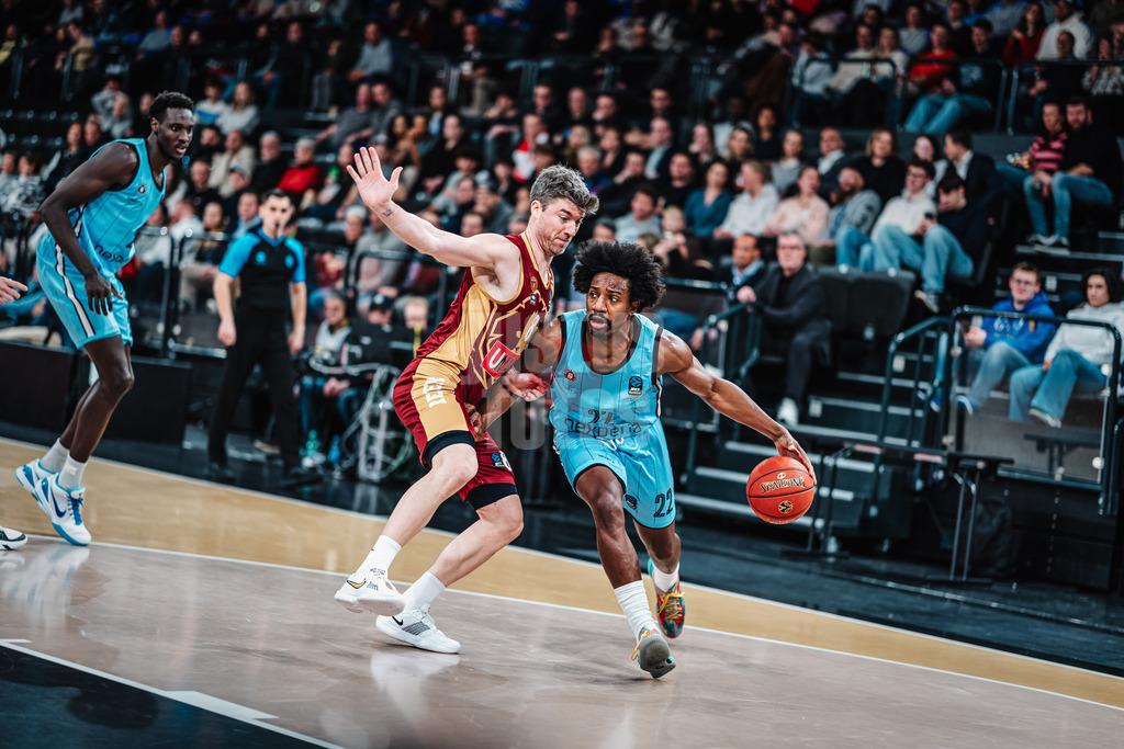 Basketball | Männer | Saison 2024/2025 | BKT EuroCup | Veolia Towers Hamburg vs. Umana Reyer Venice | 08.01.2025 | v.l. Juan Fernandez (#8, Umana Reyer Venice) gegen Jonathan Stove (#22, Veolia Towers Hamburg)