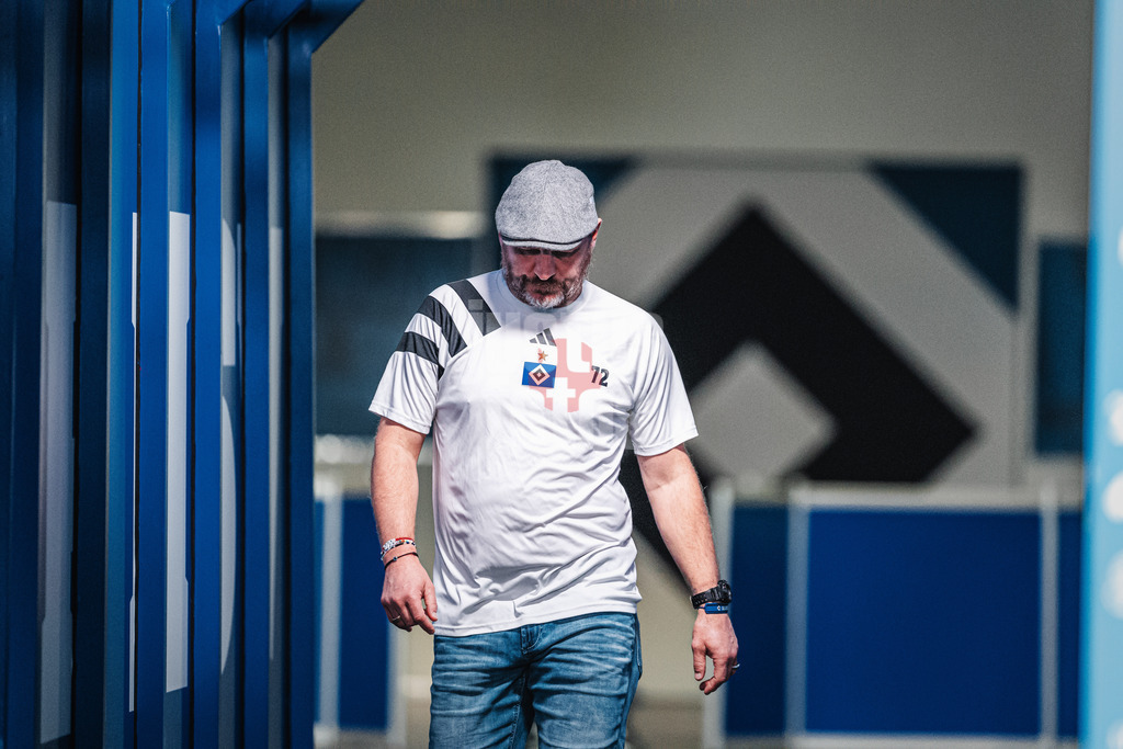 Fußball | Männer | Saison 2024/2025 | 2. Fußball-Bundesliga | 11. Spieltag | Hamburger SV vs. 1. FC Nürnberg | 03.11.2024 | Trainer Steffen Baumgart (HSV) auf dem Weg ins Stadion