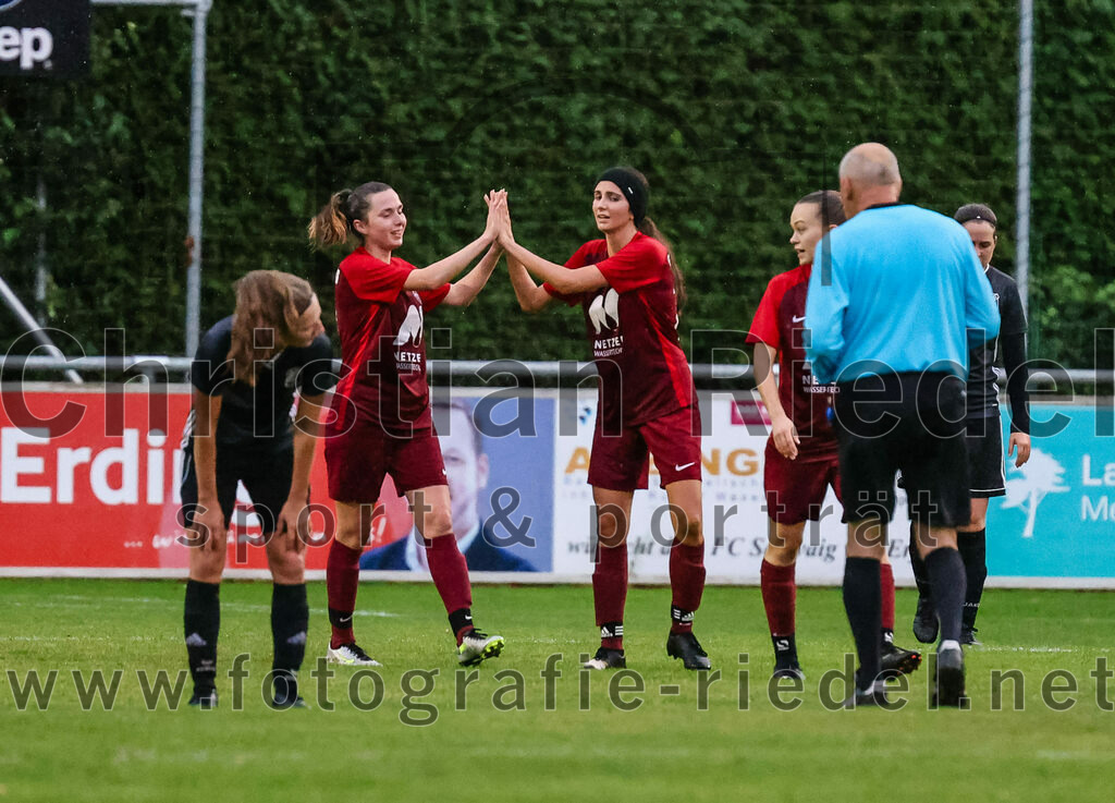 2023-10-14_069_FC_Schwaig_gegen_SV_Schechen | Oberding, Deutschland, 14.10.2023:
Fußball, Bezirksliga 2023 / 2024, 6. Spieltag, FC Schwaig gegen SV Schechen, Endergebnis: 4:3

Jubel nach dem 1:0 durch Emily Grimes (FC Schwaig, #13)

Foto: Christian Riedel / fotografie-riedel.net