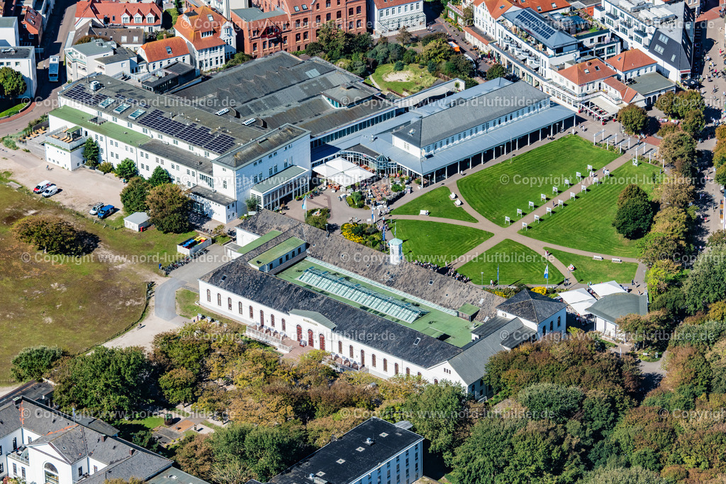 Norderney_Badehaus_Am_Kurplatz_ELS_7167050923 | NORDERNEY 05.09.2023 Schwimmbad Gebäude " Badehaus " am Kurpark in Norderney im Bundesland Niedersachsen, Deutschland. // Swimming pool building "Badehaus" at the Kurpark in Norderney in the state Lower Saxony, Germany. Foto: Martin Elsen