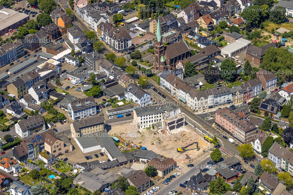 Muelheim230704203 | Luftbild, Abrissarbeiten, Baustelle für neuen Wohn- und Gewerbekomplex an der Duisburger Straße Ecke Friedhofstraße, Speldorf, Mülheim an der Ruhr, Ruhrgebiet, Nordrhein-Westfalen, Deutschland