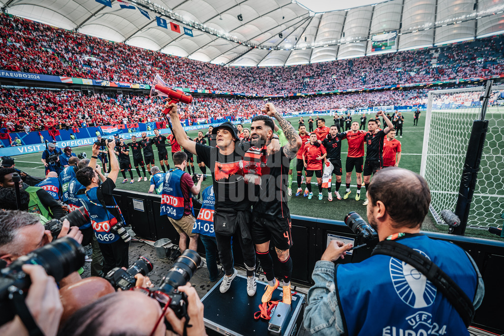 Fußball | Herren | UEFA-Fußball-Europameisterschaft 2024 | Gruppe B | Kroatien vs. Albanien | 19.06.2024 | Elseid Hysaj (#4, Albanien) feiert mit den Fans