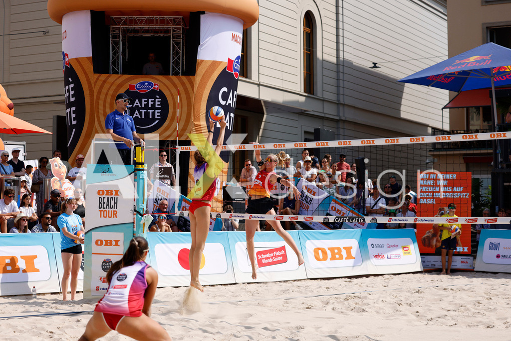 Obi BeachTour 2026 - Basel | BASEL, SWITZERLAND - JULY 19: LINDA ABBÜHL (SUI) attack / spike against NADINE DEMIERRE (SUI) block during the Obi BeachTour 2026 match between BOSSART / ABBÜHL (SUI) and FLÜCKIGER / DEMIERRE (SUI) at Barfüsserplatz on July 19, 2026 in Basel, Switzerland. - Realisiert mit Pictrs.com