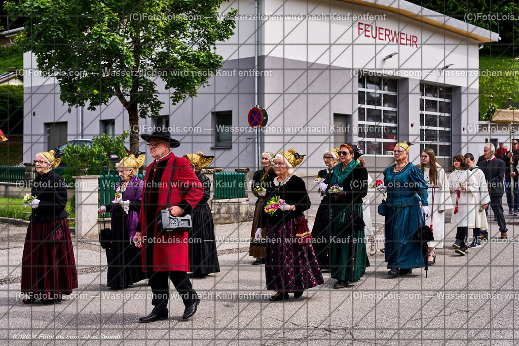 ALP7840_Fronleichnam_Lackenhof_Goldhaubengruppe | (C)FotoLois.com, Alois Spandl. FRONLEICHNAM in Lackenhof mit Pfarrer Norbert Burmettler, Musikkapelle, Feuerwehr, Goldhaubengruppe und vielen LackenhoferInnen, Do 30. Mai 2024.