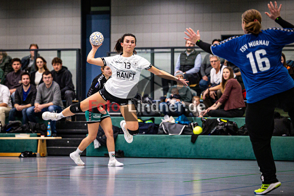 BSC Oberhausen gegen TSV Murnau | Bezirksoberliga Handball Frauen 2024/25, BSC Oberhausen gegen TSV Murnau, 20250118,Sarah HOLZMÜLLER (BSC Oberhausen 13) in Aktion, Wurf aufs Tor,2025-01-18 in Weilheim (Jahnhalle)Sarah HOLZMÜLLER (BSC Oberhausen 13)Copyright: WolfgangxLindner foto-lindner.de
