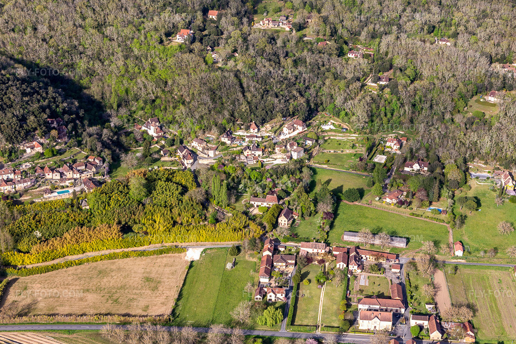 Aerial view: View of the town in La Roque-Gageac in the state Dordogne, France. – Photo: IMG_113423.jpg taken on 04/16/2019 by Werner Riehm/FLY-FOTO.com – Resolution of the original: 5472 x 3648 px