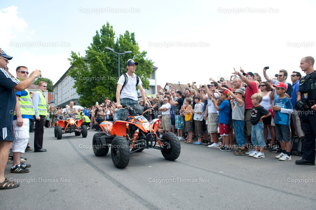 _DSC6651 | Sebastian Vettel beim spektakulären „Home Run“ in Heppenheim: Der Formel-1-Weltmeister fährt im Red-Bull-Rennwagen über die zur Rennstrecke umfunktionierte B3 in seiner Heimatstadt. Tausende Fans feiern ihren Lokalhelden.