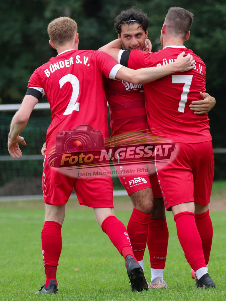 Bünder SV - VfL Holsen | Auf dem Bild zu sehen: rot Bünder SV v.l.: Tobias Zwiener, Batuhan Kaymak, Fabian Schnelle  Bünder SV, VfL Holsen, Saison 26/27, Kreisliga A, Bünde, Deutschland - Realisiert mit Pictrs.com