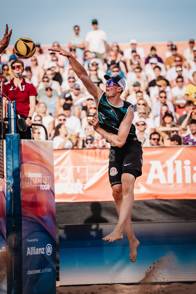 Beachvolleyball | Männer | Allianz German Beach Tour 2025 | Tourstop München | 12.07.2025 | Robin Sowa beim Angriff