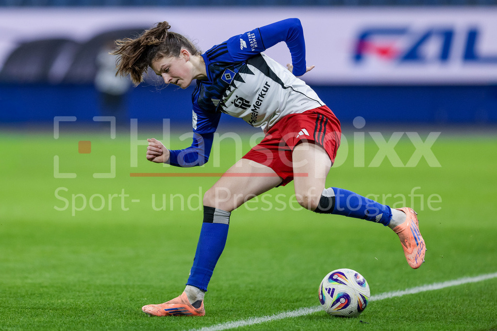 Fussball, Google Pixel Frauen-Bundesliga, Hamburger SV - 1. FC Köln | Lotta Wrede (Hamburger SV, 32) am Ball, Freisteller, Einzelbild, Ganzkörper, Aktion, Action, Spielszene, DIE DFB-RICHTLINIEN UNTERSAGEN JEGLICHE NUTZUNG VON FOTOS ALS SEQUENZBILDER UND/ODER VIDEOÄHNLICHE FOTOSTRECKEN. DFB REGULATIONS PROHIBIT ANY USE OF PHOTOGRAPHS AS IMAGE SEQUENCES AND/OR QUASI-VIDEO.