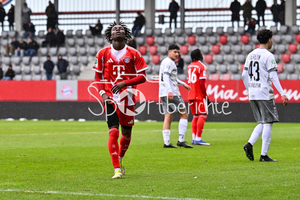 FC Bayern München - Berliner Athletik Klub | MUNICH, GERMANY - 21. FEBRUARY: im Bild Oluwaseyi WILSON (FC Bayern München U19 15), der sich über eine vergebene Chance ärgert während dem Spiel zwischen der U19 des FC Bayern München und der U19 des Berliner Athletik Klubs am 3. Spieltag der DFB-U19 Nachwuchsliga am FC Bayern Campus