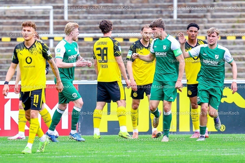 xsefx18042601017 | 18.04.2026, xsefx, Fußball, Regionalliga West, Borussia Dortmund II (U23) - SV Rödinghausen, 30. Spieltag, Stadion Rote Erde, Saison 2025 2026: Toschütze Maximilian Hippe schreit Freude raus. DFB regulations prohibit any use of photographs as image sequences and or quasi-video. Photo: xSabinexEffgenxPressefotoKochx