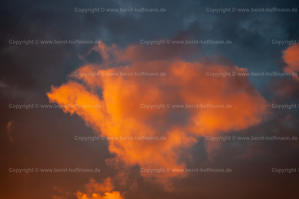 PHF_3142_Abendwolken_90x60 | FOTOGRAFIE. Himmlische Farben - Abendlicht. Die untergehende Sonne strahlte von unten eine Cumulus -Wolke an.  - Realisiert mit Pictrs.com