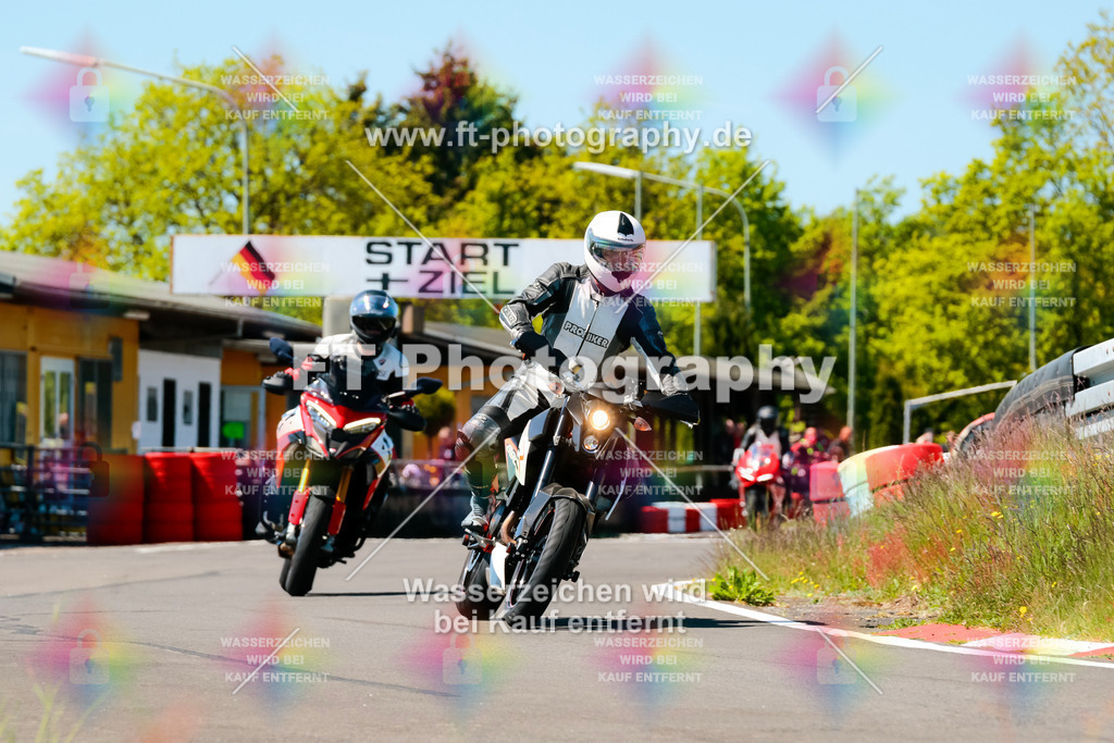 Moto-TeamOBK-21806 | Hier findet Ihr Bilder von Touristenfahrten auf der Nürburgring Nordschleife oder von anderen Veranstaltungen die ich besucht habe. Viel Spass beim Durch Schauen 