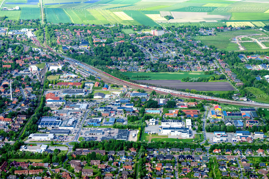 Niebüll_ELS_8379300523 | NIEBüLL 30.05.2023 Mischbebauung der Wohngebiets- und Gewerbeansiedlung in Niebüll Nordfriesland im Bundesland Schleswig-Holstein, Deutschland. // Mixing of residential and commercial settlements in Niebuell North Friesland in the state Schleswig-Holstein, Germany. Foto: Martin Elsen