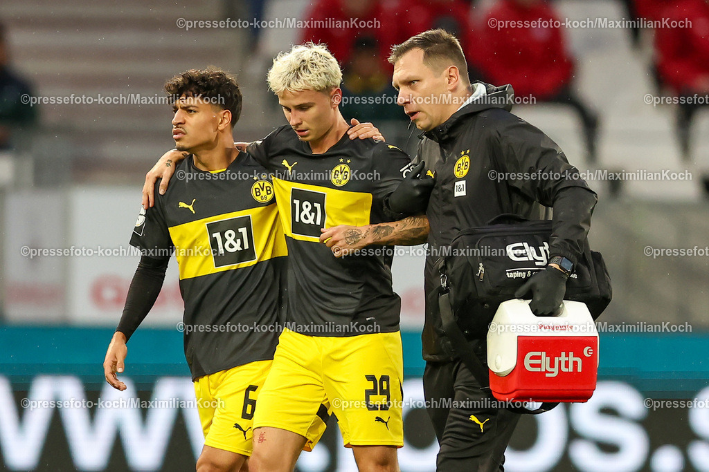 RWE3Liga25092401009 | 25.09.2024, Essen, Fußball,  Rot-Weiss Essen – Borussia Dortmund II (U23), bwin 3. Liga Herren, Stadion an der Hafenstraße, 7. Spieltag Saison 2024 2025: Sorge um den verletzten Niklas Jessen (BVB II #29) - muss verletzt von Ayman Azhil (BVB II #6) (l.) vom Platz begleitet werden. DFB regulations prohibit any use of photographs as image sequences and or quasi-video.